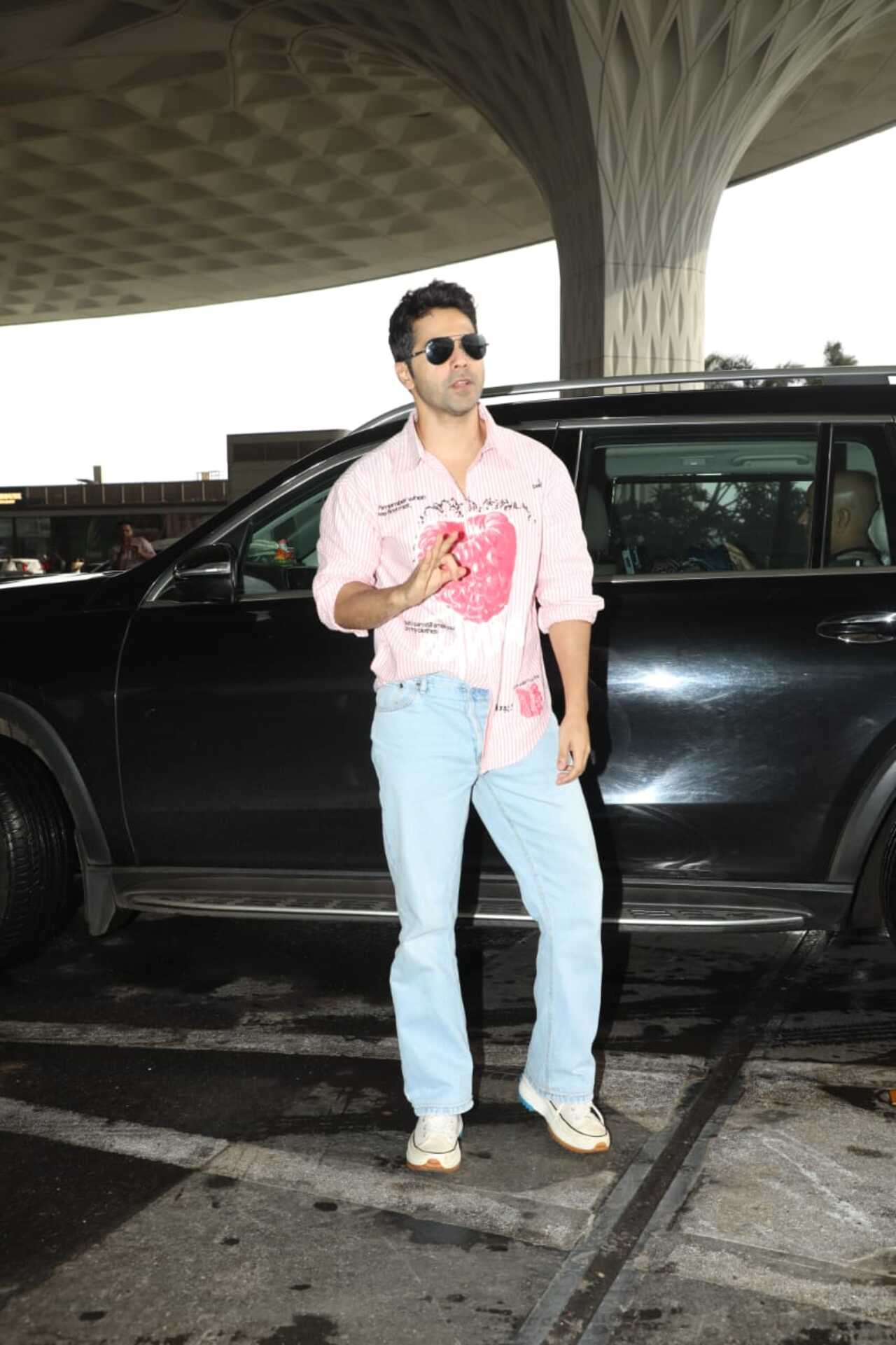 Varun Dhawan was spotted at the airport as he jetted off for the promotions of Hai Jawani Toh Ishq Hona Hai. Keeping it stylish yet comfortable, the actor wore a pink striped shirt with graphic detailing, paired with light blue denims.